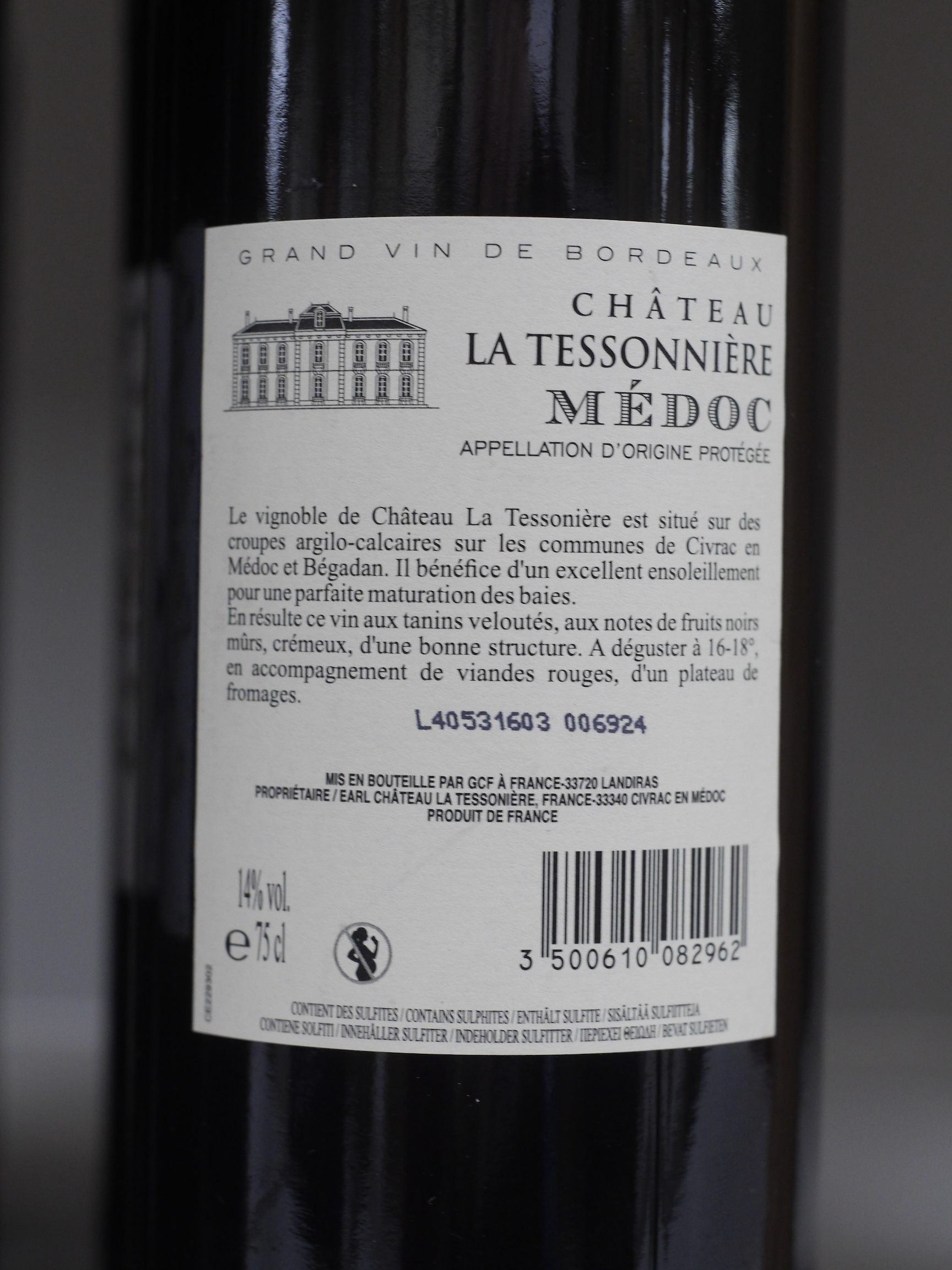 Six bottles of wine to include one bottle of Chateau La Tessonierre 2022 and five bottles of Les Chais De Magellan Bordeaux 2023. Condition - unknown storage, private collection